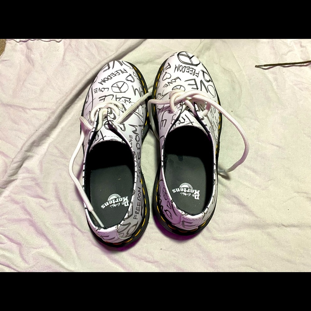 Dr. Martens: Script (Peace Love Freedom)
